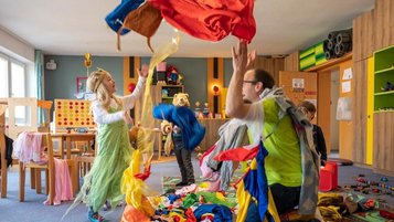 Kinder und Betreuer beim Spielen im Happy Club im Familienhotel Mein Krug im Fichtelgebirge.