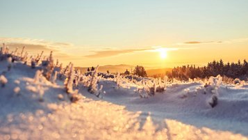 Winterlandschaft im Sauerland bei Sonnenaufgang.