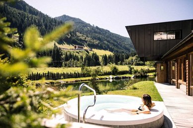 Ruhe, Sonne und Bergblick – der Whirlpool-Bereich im Familienhotel Alpura Retreat in Südtirol lädt zum Träumen ein.