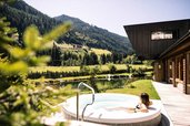 Ruhe, Sonne und Bergblick – der Whirlpool-Bereich im Familienhotel Alpura Retreat in Südtirol lädt zum Träumen ein.