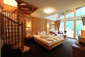 Großes Familienzimmer auf zwei Etagen im Familienhotel Alpenhotel Kindl in Tirol. Das Familienzimmer ist liebevoll eingerichtet.