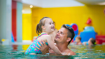 Vater und Tochter verbringen gemeinsam etwas Zeit im Schwimmbad vom Familienhotel Kolping Hotel Spa & Family Resort in Ungarn.