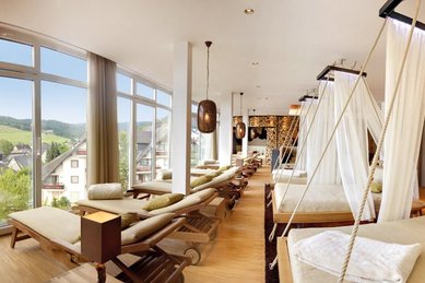 Im Wellnessbereich gibt es Hängeliegen zum ausruhen und Relaxen im Familienhotel Sonnenpark im Hochsauerland.
