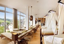 Im Wellnessbereich gibt es Hängeliegen zum ausruhen und Relaxen im Familienhotel Sonnenpark im Hochsauerland.