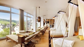 Im Wellnessbereich gibt es Hängeliegen zum ausruhen und Relaxen im Familienhotel Sonnenpark im Hochsauerland.