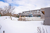 Das Familienhotel Strandkind an der Ostsee in einer verschneiten Umgebung.