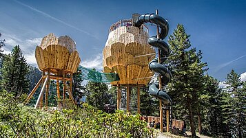 Der 12m hohe Zirbenzapfen-Erlebnisturm im Zirbenpark mit einer 16m langen Röhrenrutsche ist ein Highlight für Kinder.