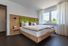 Ein Familienzimmer mit Doppelbett im Familienhotel Ottonenhof im Sauerland.
