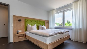 Ein Familienzimmer mit Doppelbett im Familienhotel Ottonenhof im Sauerland.