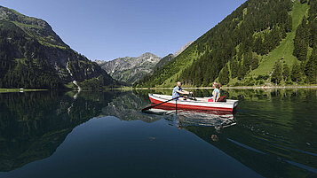 Eine Bootsfahrt die ist lustig, eine Bootsfahrt die ist schön: einen Ausflug auf einem kristallklaren See in Tirol erleben.