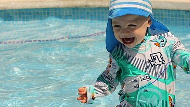 Baby planscht im Babybecken vom Familienhotel Am Rennsteig im Thüringer Wald.