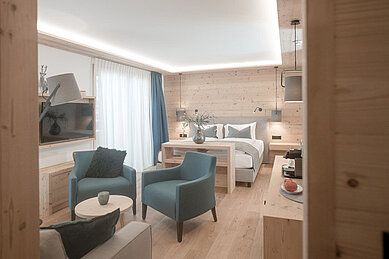 Sitzbereich in der 2 Raum Suite mit Sesseln, Kaffeemaschine und Wasserbar im Familienhotel Gorfion in Lichtenstein.