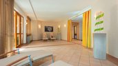Im Familienhotel Ramsi bietet der lichtdurchflutete Ruheraum mit bequemen Liegen und freundlichen Farben den perfekten Ort zum Entspannen für Groß und Klein
