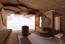 Eventsauna im Familienhotel Zauchenseehof mit großem Panoramafenster und stilvoller Holzgestaltung.