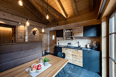 Moderner, großzügiger Küchenbereich im Mons Silva Private Luxury Chalet in Südtirol.