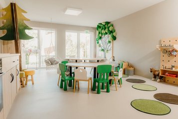 Der helle Spielraum im Familienhotel Friedrichshof lädt zum kreativen Basteln und Toben ein.