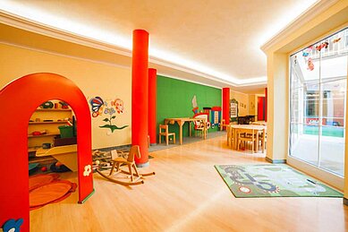 Indoor Happy-Club mit vielen Spielsachen im Familienhotel Engel Gourmet & Spa in Südtirol.