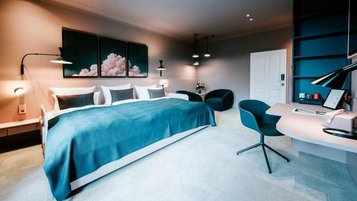 Ein Familienzimmer im Familienhotel Landhaus Averbeck mit einem großem Bett.
