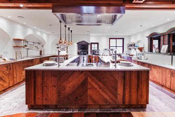 Großzügiger Buffetbereich im Familienhotel Tirolerhof mit Holzverkleidung, moderner Ausstattung und liebevollen Details.