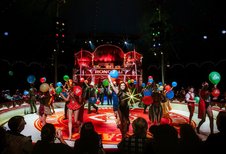 Tanzgruppe mit Luftballons im Zirkus Roncalli