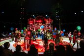 Tanzgruppe mit Luftballons im Zirkus Roncalli