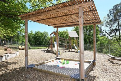 Outdoor-Spielplatz mit Sandkasten im Familienhotel Sonnenhügel im Rhön.