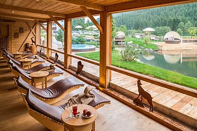 Ruheraum mit Liegen und Panoramaaussicht auf die wunderschöne Landschaft in Südtirol im Familienhotel Alphotel Tyrol Wellness & Family Resort.