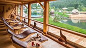 Ruheraum mit Liegen und Panoramaaussicht auf die wunderschöne Landschaft in Südtirol im Familienhotel Alphotel Tyrol Wellness & Family Resort.