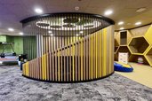 Moderner Indoor-Spielbereich mit rundem Element im Wellness- & Familienhotel Egger.