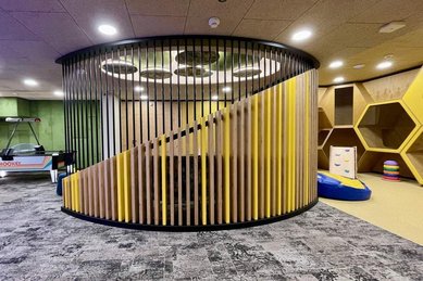 Moderner Indoor-Spielbereich mit rundem Element im Wellness- & Familienhotel Egger.