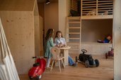 Kinder spielen im Spielbereich der Kinderbetreuung im Hotel Bella Vista in Südtirol.