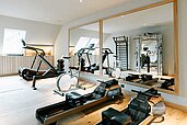 Fitnessraum mit verschiedenen Cardio- und Krafttrainings-Geräten im Landhaus Averbeck.