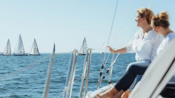 Gäste auf Segelyacht mit Blick auf die Ostsee.