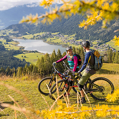 Eine tolle Aussicht beim Radfahren. Ein Ausflug am Weissensee in Kaernten.