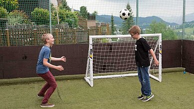 Zwei Kinder beim Fußballspielen im Familienhotel Alphotel im Allgäu.