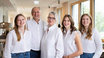 Die Gastgeberfamilie Hörl vom Familienhotel Amiamo lächelt herzlich in die Kamera – gelebte Gastfreundschaft in familiärer Atmosphäre.