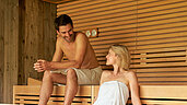 Eltern genießen ihre Zweisamkeit in der Sauna im hoteleigenen Wellnessbereich des Familienhotels Schreinerhof im Bayerischen Wald.