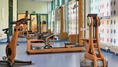 Moderner Fitnessraum mit Trainingsgeräten im Familienhotel Sonnenhügel im Rhön.
