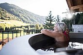Genussvolle Momente im Wellness-Außenpool im Alphotel Tyrol in Südtirol.