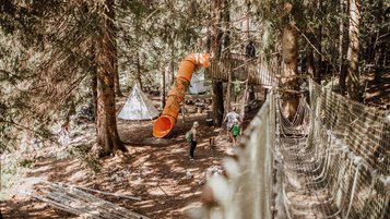 Der Waldspielplatz und Abenteuerpark am Hotel Huber bietet jede Menge toller Aktivitäten in der Natur für große und kleine Kinder.