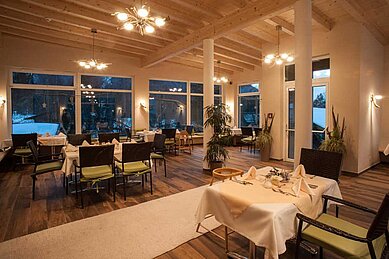 Das schön beleuchtete Restaurant am Abend im Familienhotel Lärchenhof in Tirol