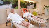 Ein entspanntes Paar genießt die Ruhe im Wellnessbereich im Familienhotel Ramsi