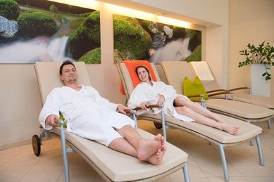 Ein entspanntes Paar genießt die Ruhe im Wellnessbereich im Familienhotel Ramsi