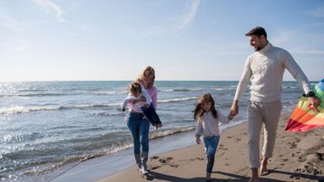 Eine Familie genißt die Zeit am Strand des Familienhotels strandkind an der Ostsee.
