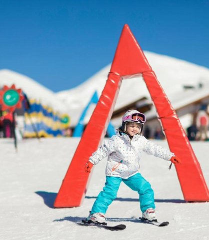 Kinder lernen in der Skischule das Skifahren im Urlaub im Family Home Alpenhof in Südtirol.