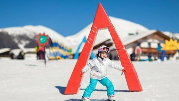 Kinder lernen in der Skischule das Skifahren im Urlaub im Family Home Alpenhof in Südtirol.