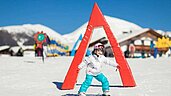 Kinder lernen in der Skischule das Skifahren im Urlaub im Family Home Alpenhof in Südtirol.