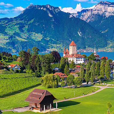 Eine kleine Stadt am See in der Schweiz.