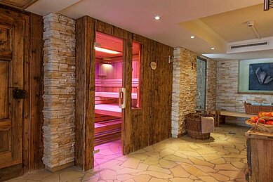 Sauna mit Ambientebeleuchtung im Familienhotel Alphotel im Allgäu.
