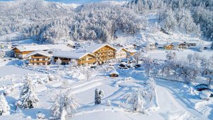 Hotelansicht des Familienhotels Landgut Furtherwirt in Tirol im Winter.